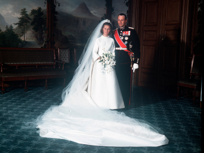 Det blir også tatt bilder i Fugleværelset når det er store begivenheter i Kongefamilien. Dette er fra Kong Harald og Dronning Sonjas bryllupsdag i 1968. Foto: Arild Hordnes, Scanpix